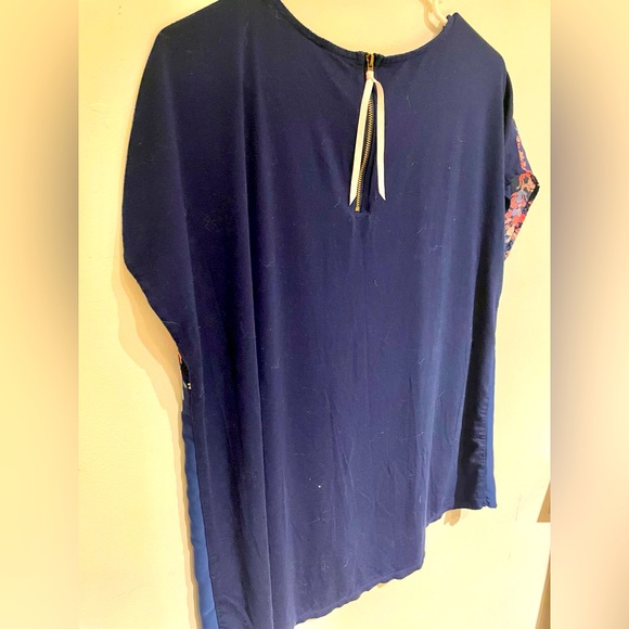 Blue Cap Sleeve blouse w/ beautiful floral print and detail zipper back, size L - Picture 4 of 6